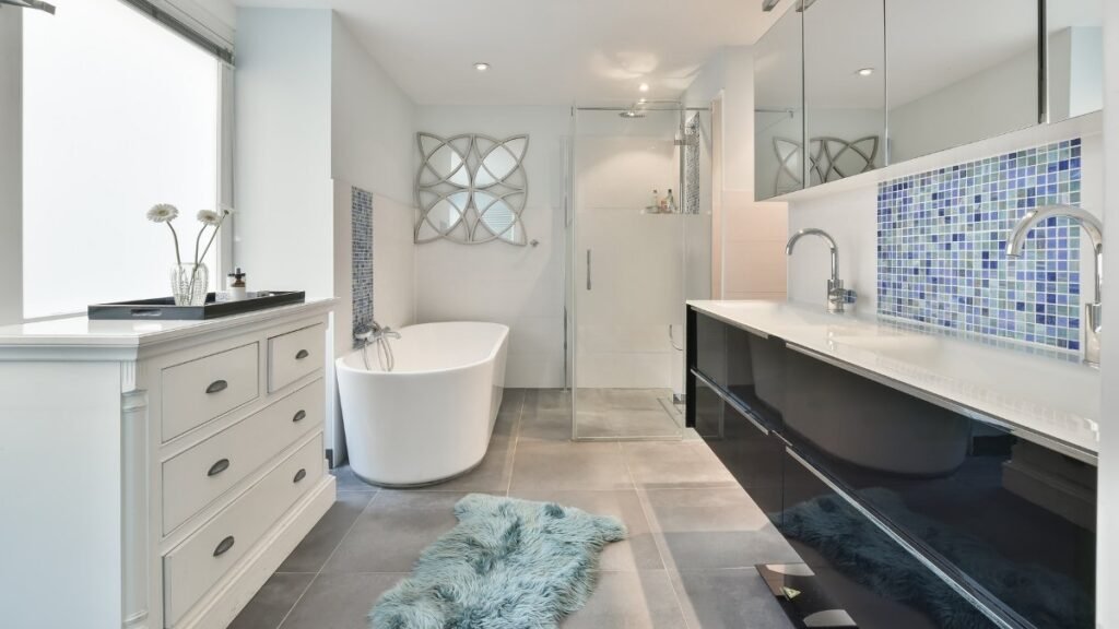 19 Polished Modern Ensuite Bathroom Ideas with Elevated Style