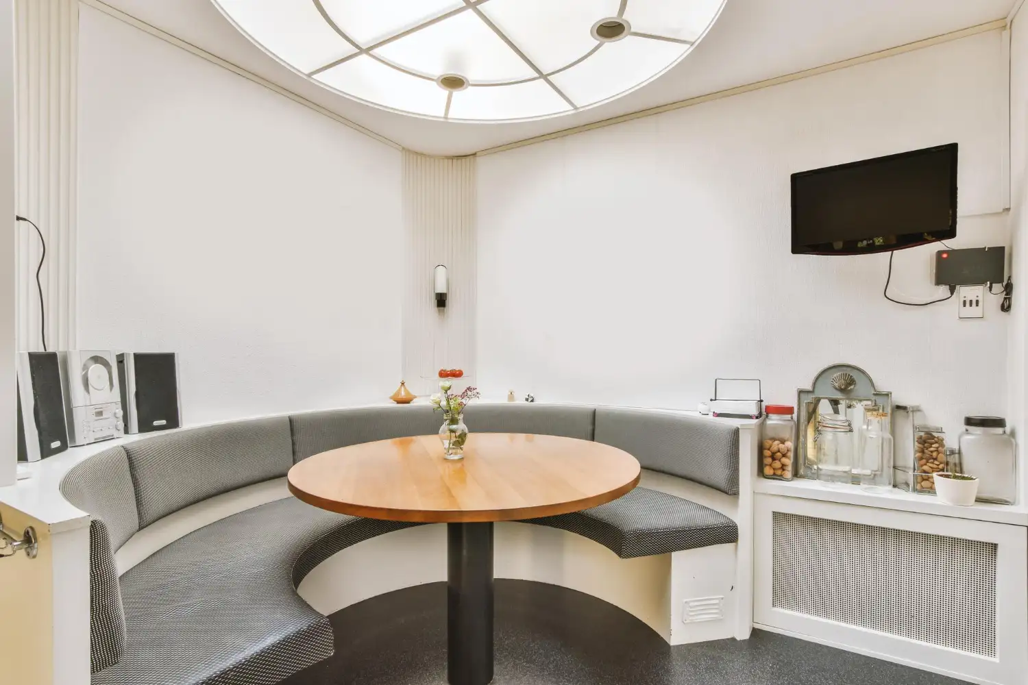Retro Curve Breakfast Nook